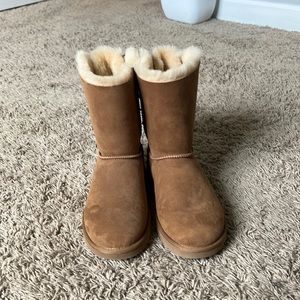 Hi! These are UUG’s size 8 (usa) for women!